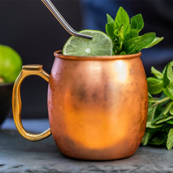 Bronzen beker met alcoholvrij gemberdrankje