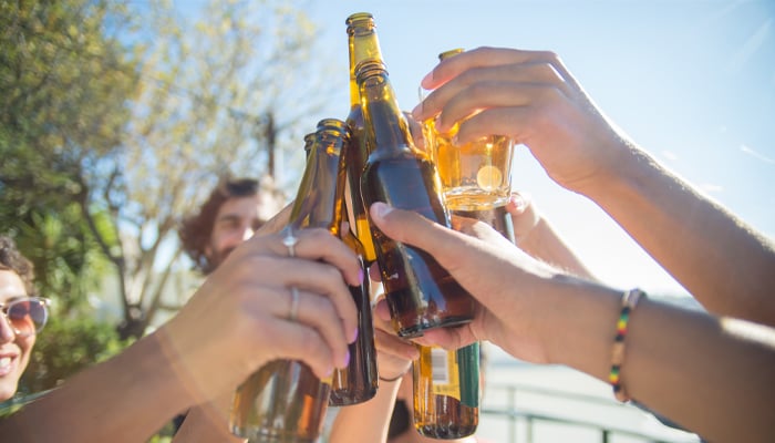 Handen proosten met diverse drankjes