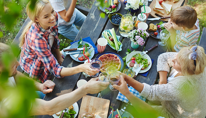 Mensen aan picknicktafel