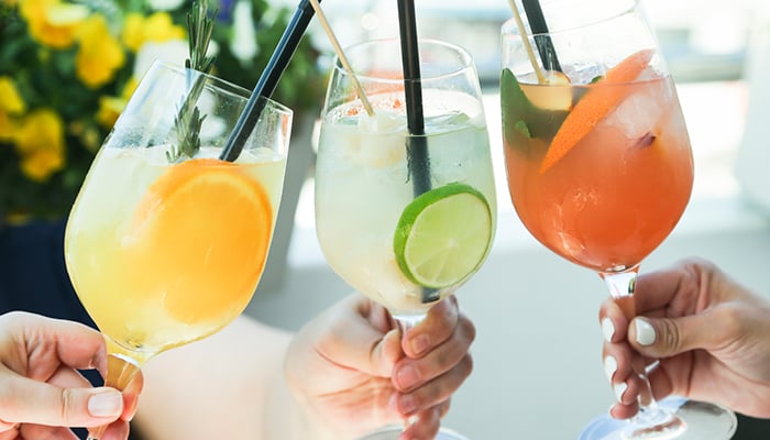 Proosten met 3 gekleurde mocktails