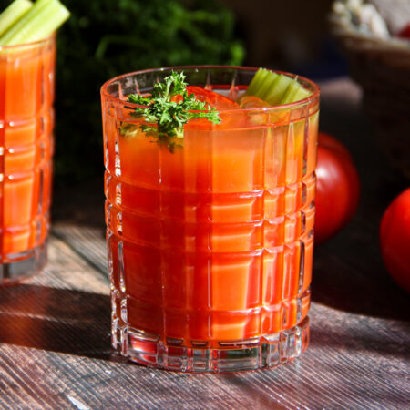 Een rode mocktail met tomatensap.