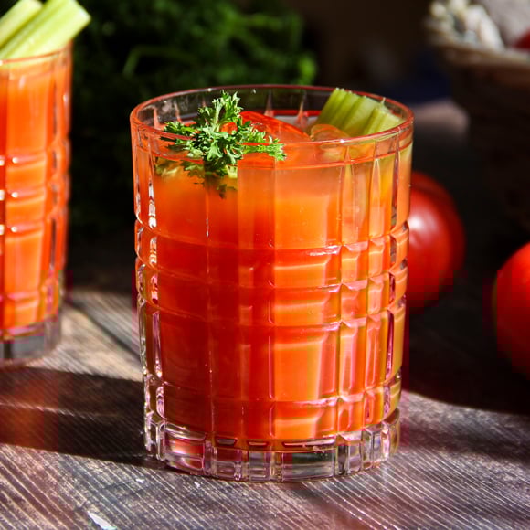 Een rode mocktail met tomatensap.