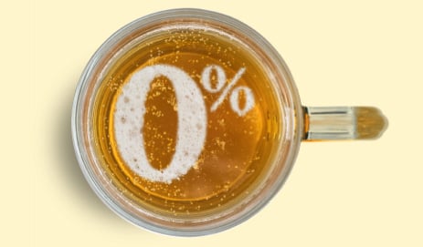 Glas bier van boven met in schuim de tekst 0% alcohol