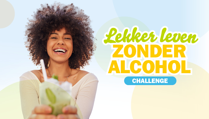 Lachende vrouw met mocktail in haar handen