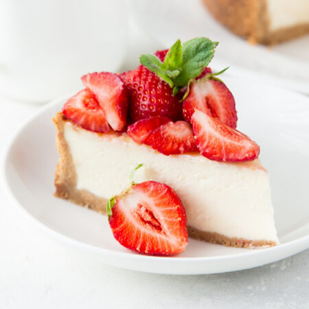 Punt cheesecake met aardbeien erop