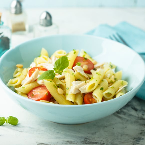 Bord met pasta pesto