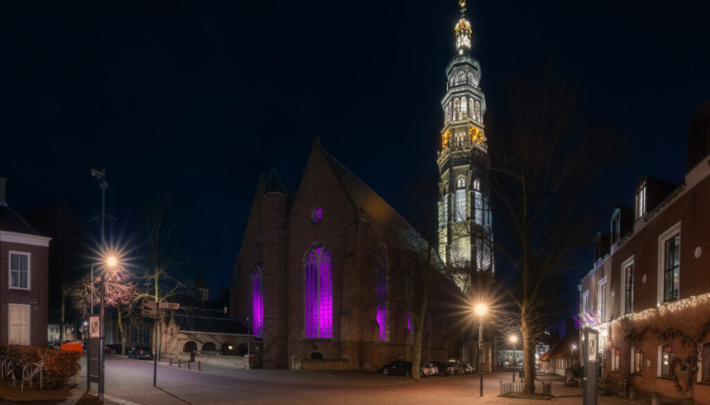 Paarsverlicht gebouw Nieuwe kerk in Middelburg
