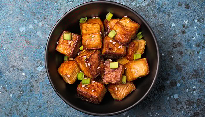 Gebakken tofu in een kom