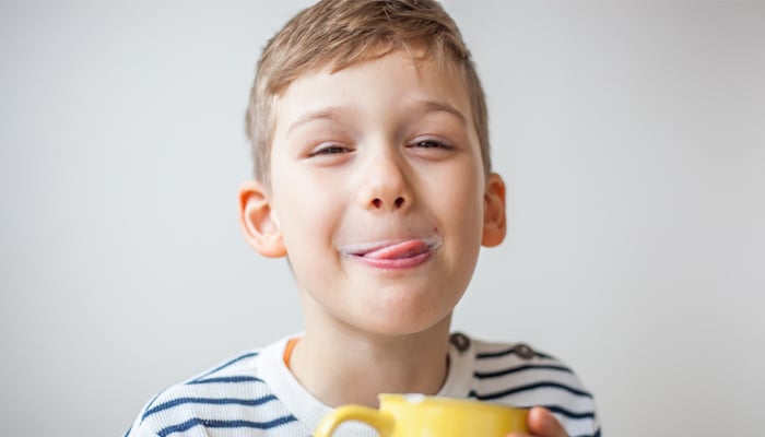 Kind drinkt beker melk
