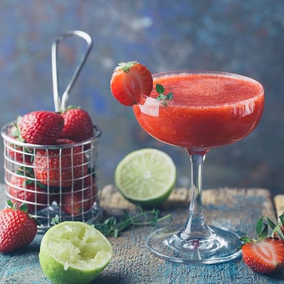 Glas met een alcoholvrije frozen strawberry daquiri
