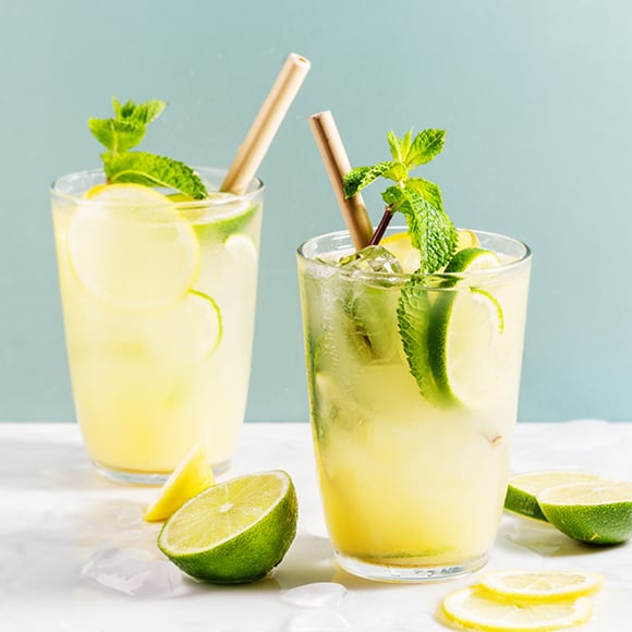 Twee galzen met gember-vlierbloesem mocktail