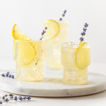 Drie glazen met lavendel ijsthee