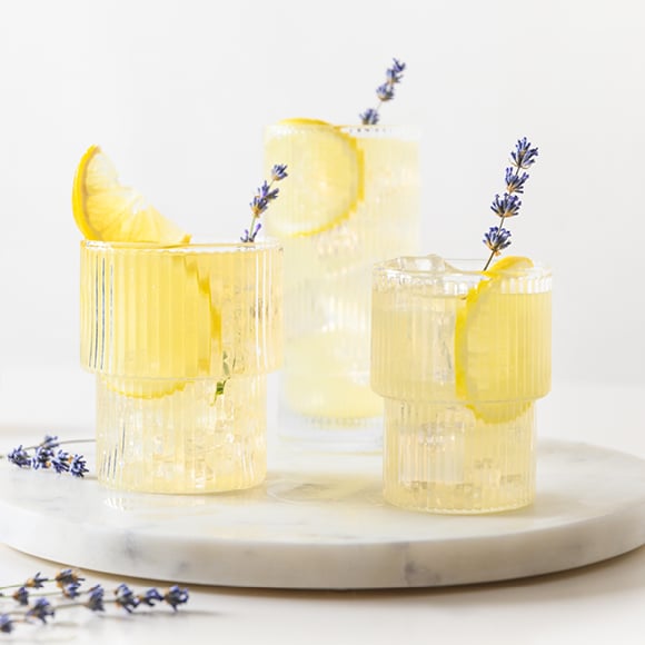 Drie glazen met lavendel ijsthee