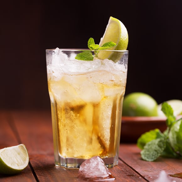 Glas met een alcoholvrij citrusbiertje