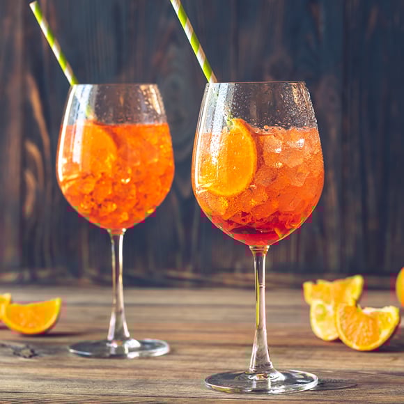 Twee glazen met alcoholvrije oranje Spritz