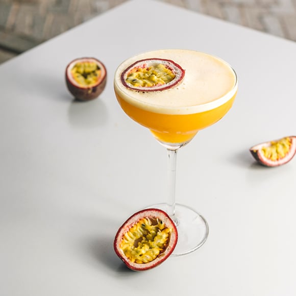 Glas met alcoholvrije variant van een passievrucht Martini
