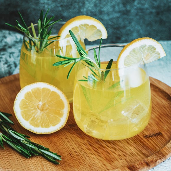 Twee glazen met rozemarijn-peer mocktail