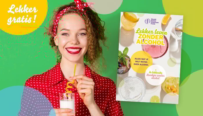Meisje met mocktail en naast haar het boekje 'Lekker leven zonder alcohol'