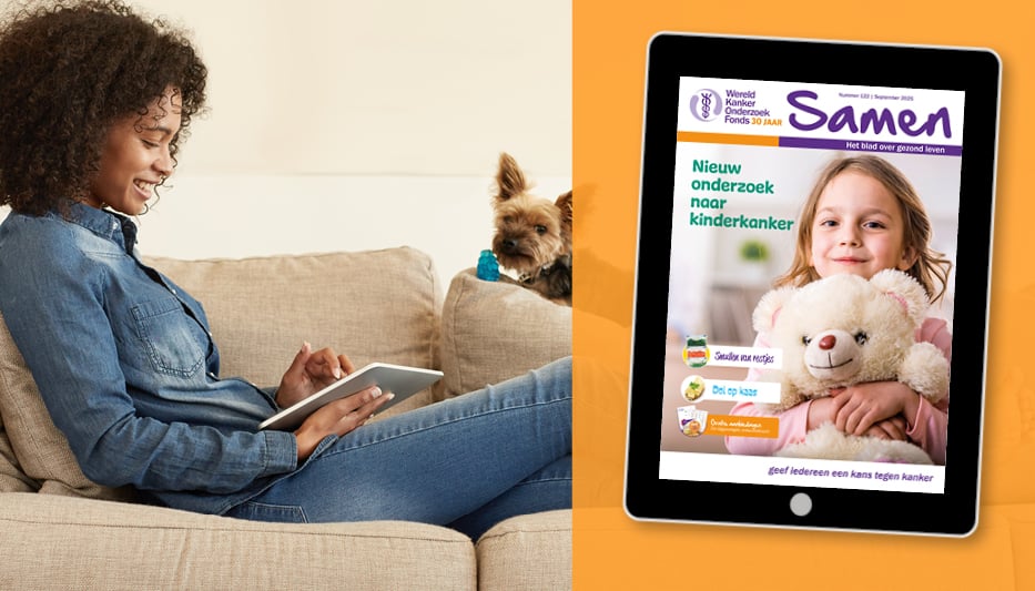 Vrouw leest digitaal magazine Samen op de bank