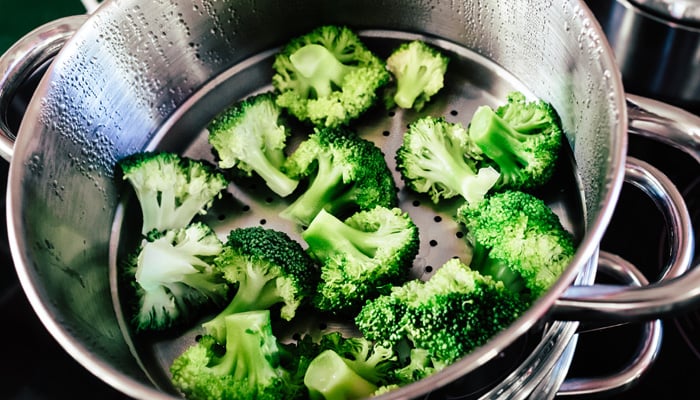Pan met rauwe broccoliroosjes