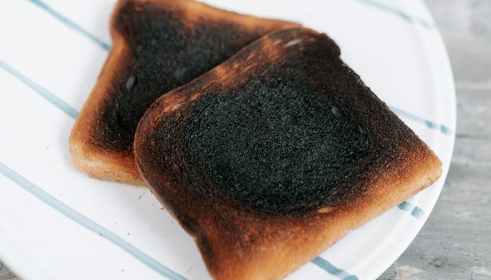 Twee verbrande plakjes toast