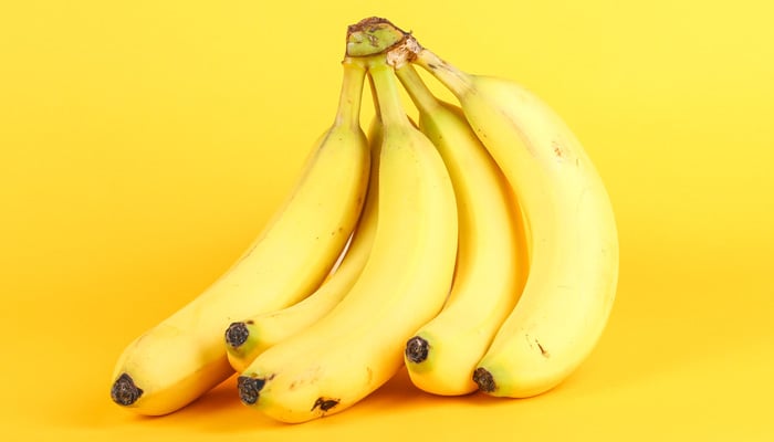 Tros bananen op een gele achtergrond