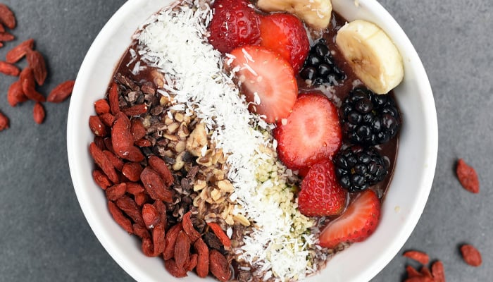 Kom met yoghurt en daarop diverse soorten fruit