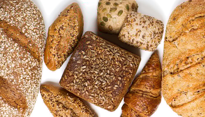 Bovenaanzicht van diverse soorten brood