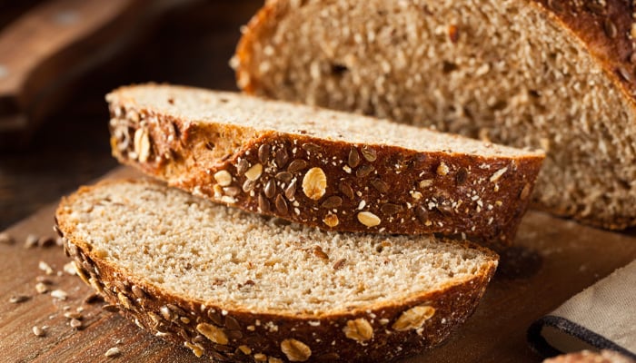 Plakken brood op snijplank