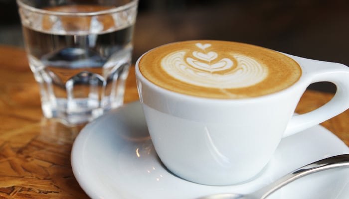 Kopje koffie met glas water ernaast