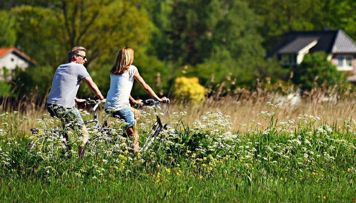 Twee fietsers naast elkaar in een Hollands landschap in de lente