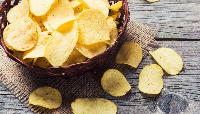 Bakje met chips op tafel