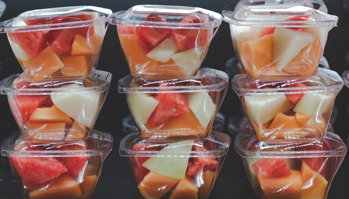 Bakjes met voorgesneden fruit