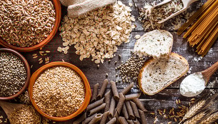 Bovenaanzicht van diverse volkorenproducten