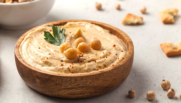 Bakje met hummus en wat losse kikkererwten