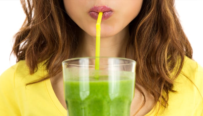Close-up van vrouw die door een rietje drinkt