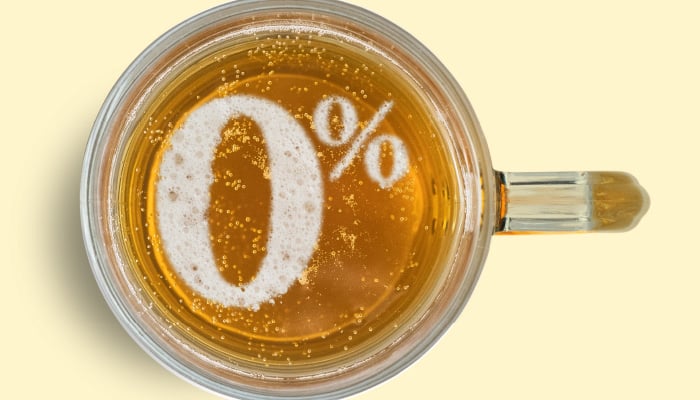 Bovenaanzicht van biertje met in schuim geschreven '0%'