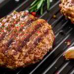 Grillpan met gegrilde hamburger