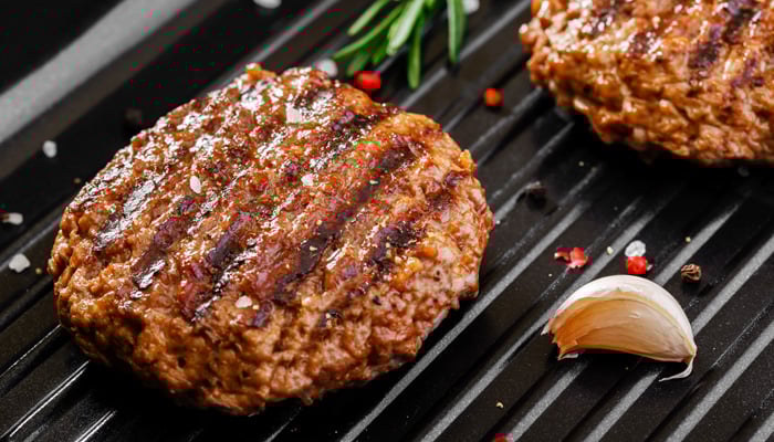 Grillpan met gegrilde hamburger