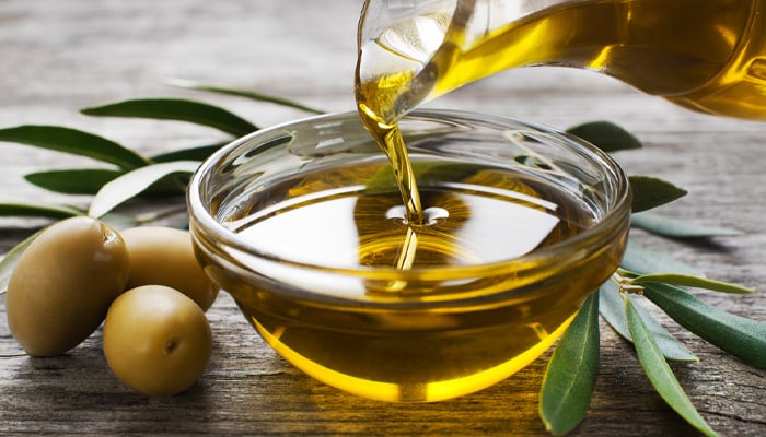 Kan waaruit olijfolie wordt geschonken in klein schaaltje