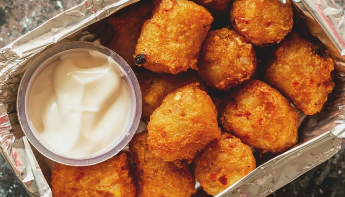 Snack met bakje mayonaise erbij