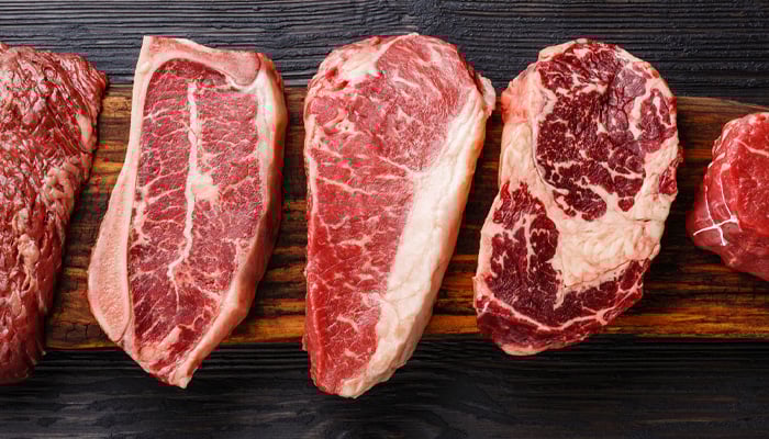 Snijplank met diverse soorten rood vlees