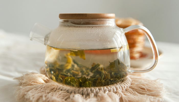 Theepot met groene thee van losse bladeren