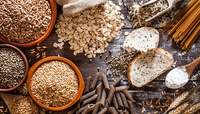 Diverse vezelrijke producten, van brood tot pasta