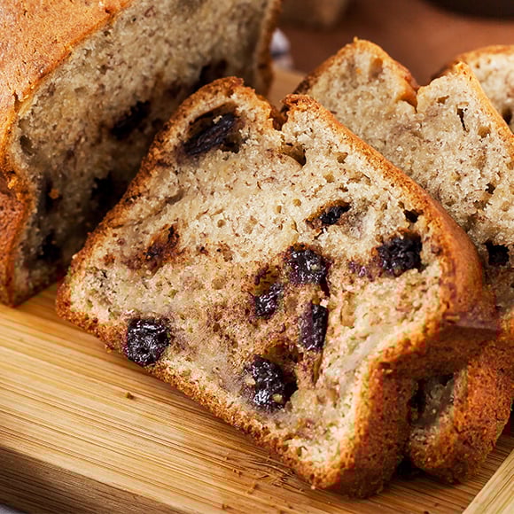 Bananenbrood met rozijnen op een snijplank.