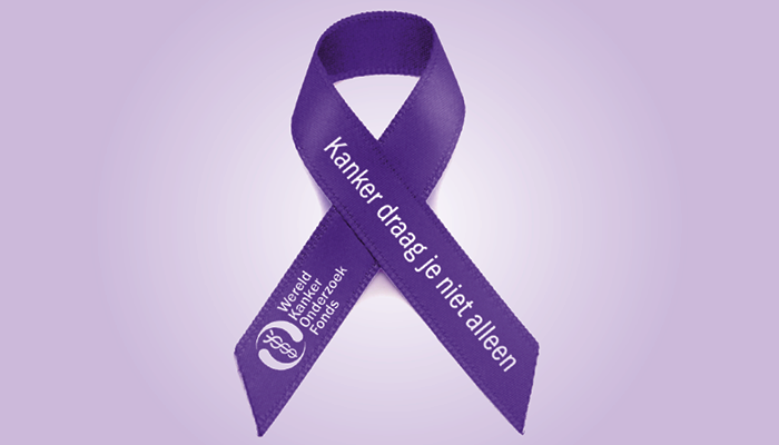 Paars lintje met het logo van het Wereld Kanker Onderzoek Fonds met de tekst 'Kanker draag je niet alleen' in het wit