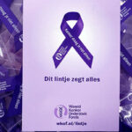 Paarse lintjes op een stapel