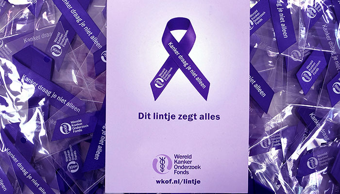 Paarse lintjes op een stapel